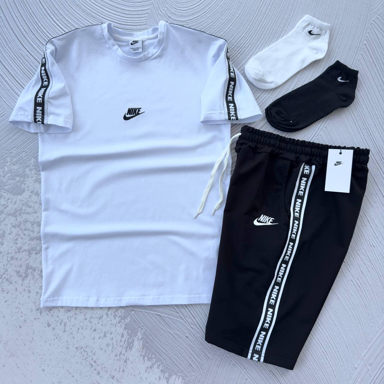 Чоловічий літній костюм Nike Футболка + Шорти + Шкарпетки у подарунок білий комплект Найк із лампасами