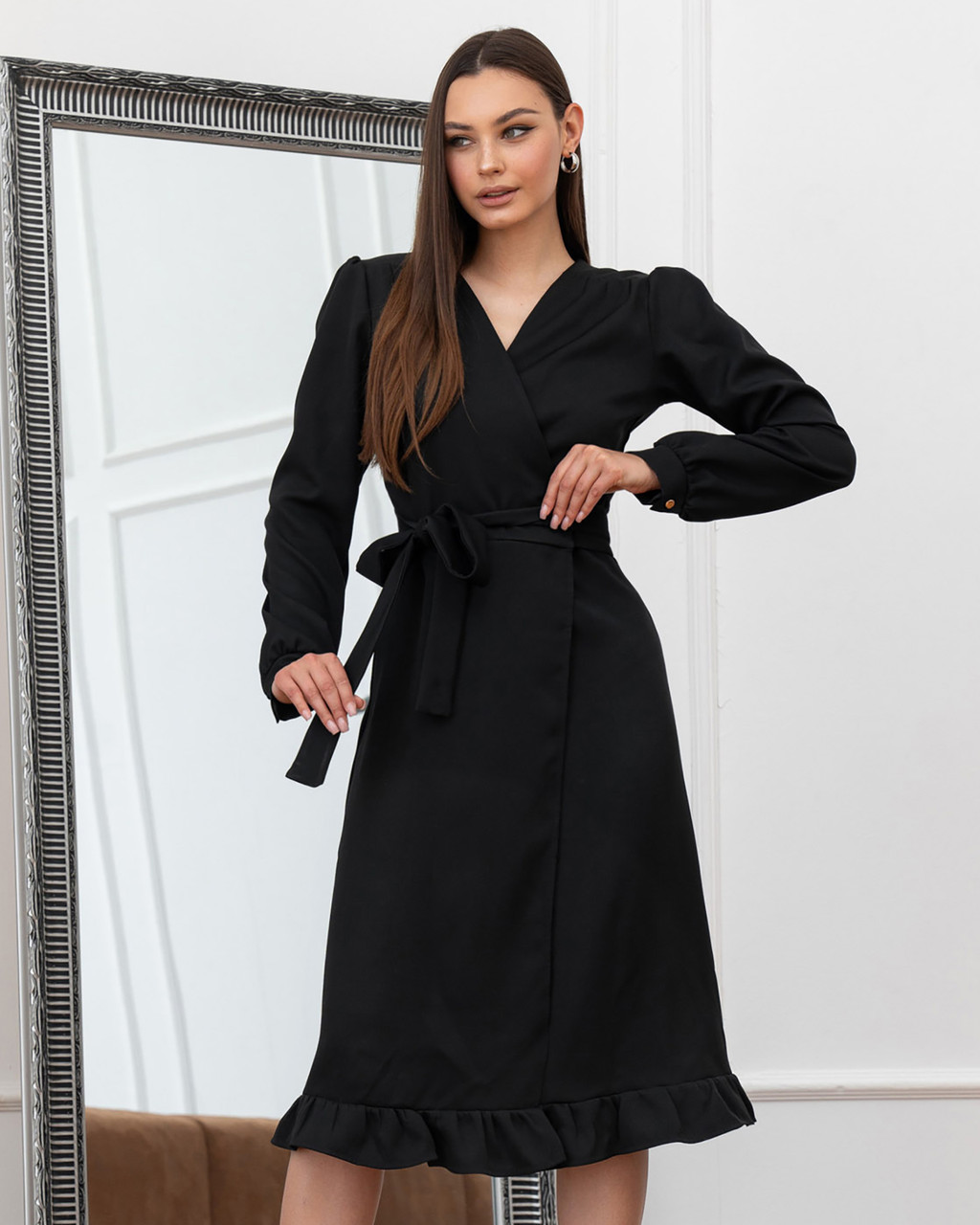 Неповторне вечірнє плаття-міді на запах з воланом Manisha, чорне, фото 1