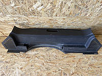 Пластик накладка порога багажника Opel Astra H хетчбек 24464190