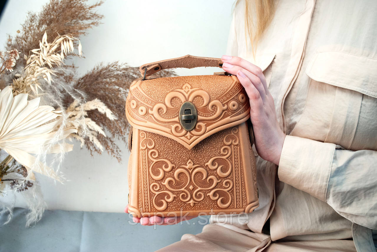 Маленька авторська Сумочка-рюкзак шкіряна темно-бежива з орнаментом Бохо, фото 1