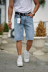 Чоловічі сині джинсові шорти з потертостями та ремінцем