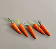 Декоративна морква з зеленим чубом. Висота 70 мм (шт)