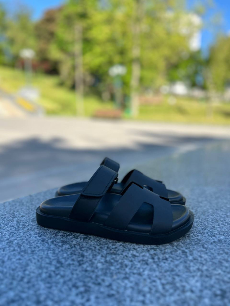 Слайдери жіночі шкіряні чорного кольору на чорній підошві, фото 1