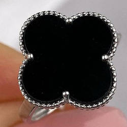 Срібна каблучка родована з каменем чорним в формі конюшини (1,5 см) РН-629