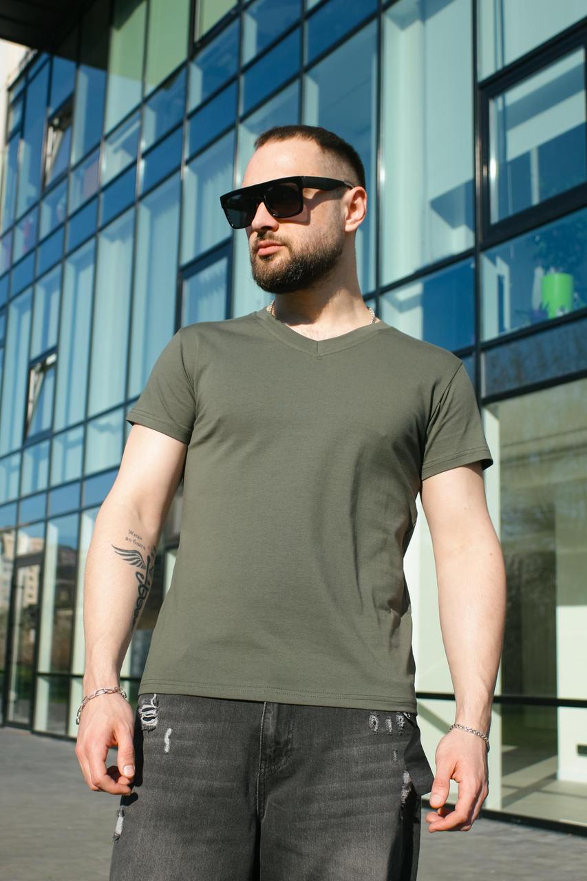Чоловіча базова футболка бавовняна хакі однотонна з V-вірізом