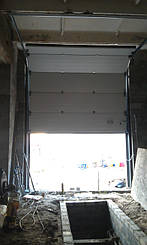 Гаражные ворота Алютех с высоким типом подъема.