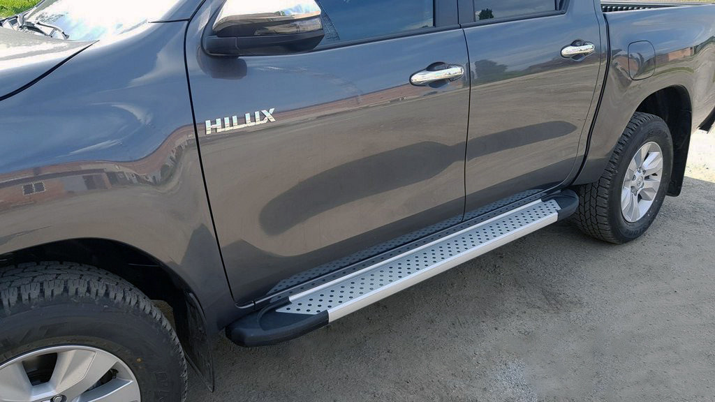 Бокові пороги Allmond Grey (2 шт., алюміній) для Toyota Hilux 2015-2024 рр