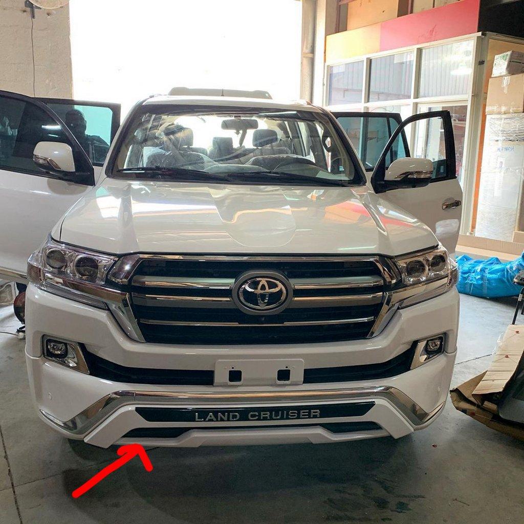 Передня накладка 2016-2024 (ME-style, під спідницю) Білий колір для Toyota Land Cruiser 200