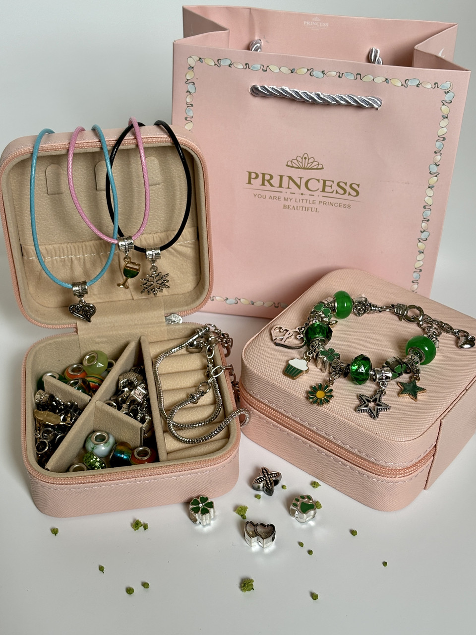 Набір для створення браслетів дитячий Зелений мікс Збери сам: шарми, намистини та шнурки для ланцюжків, фото 1