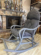 Крісло-гойдалка деревяна плетена з лози