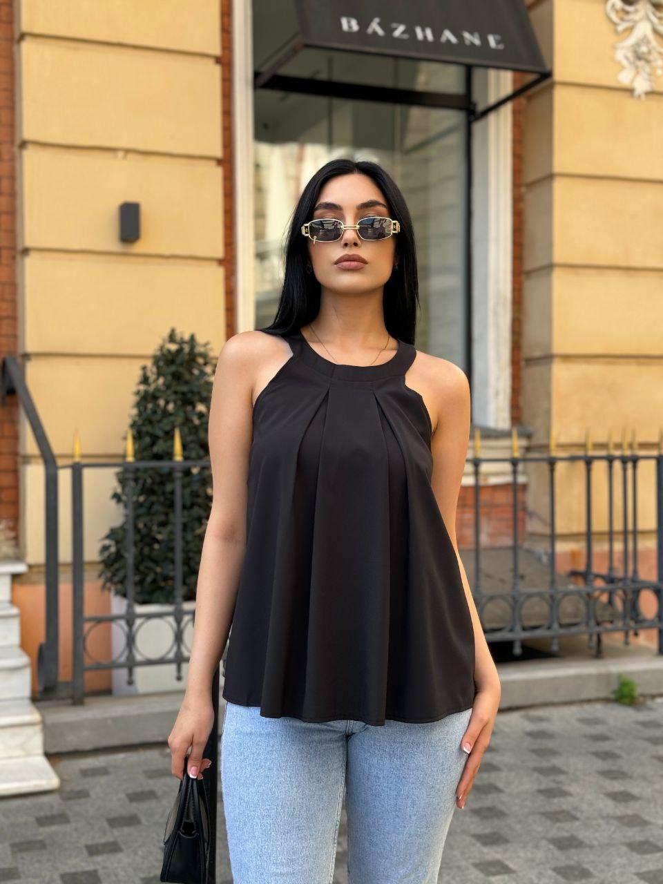 Жіноча блузка без рукавів