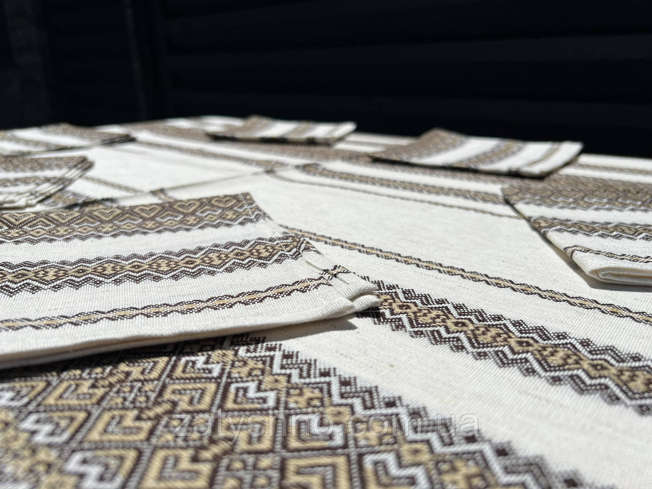 Вишита скатертина із серветками кавова