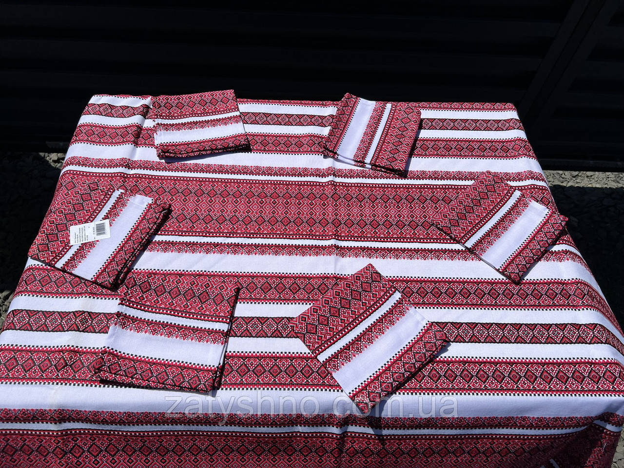 Вишита скатертина червона на подарунок