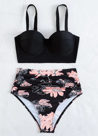 Жіночий купальник з високою посадкою чорних трусиків.