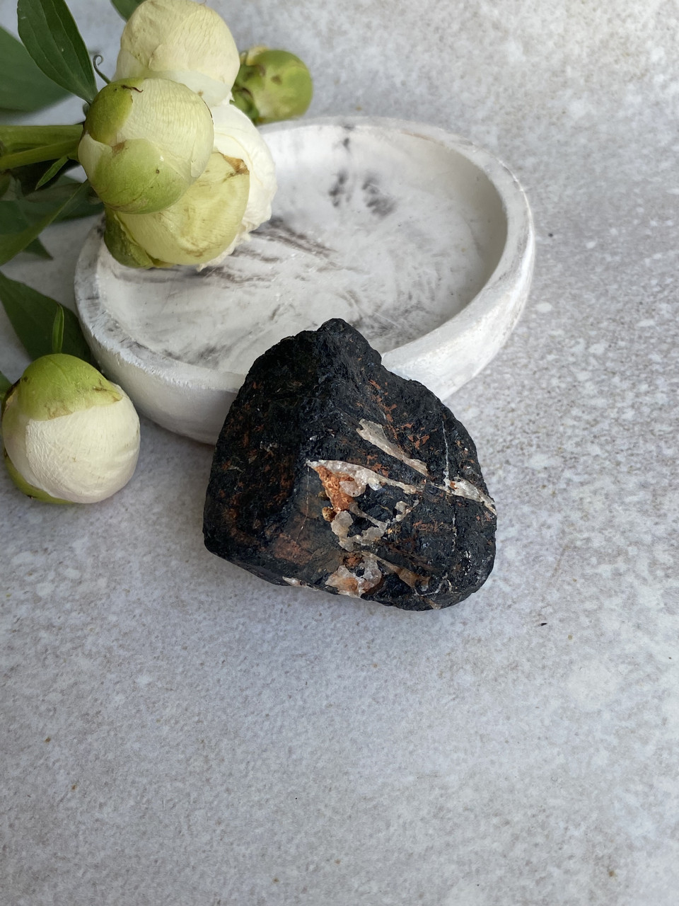 Шерл необроблений натуральний 48*30*35 мм камінь чорний турмалін., фото 1