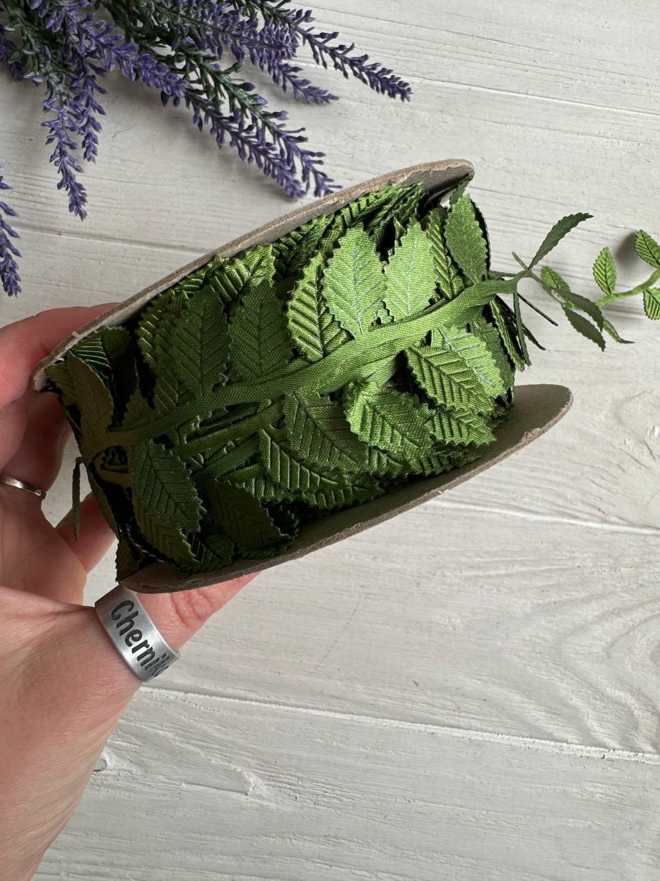 Стрічка " Листочки з тисненням " зелена 25 метрів