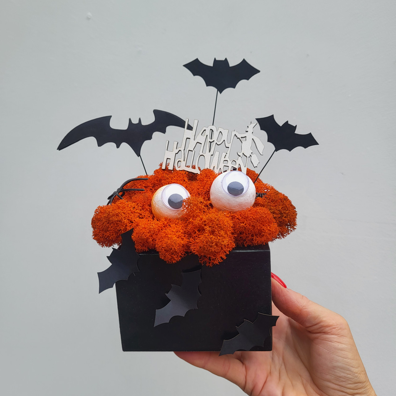 Декор прикраса  на Хеловін. Чорне Кашпо з оранжевим мохом, кажанами, павуками, фото 1