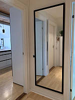 Зрістове прямокутне настінне дзеркало в чорній рамі