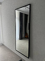 Зрістове прямокутне настінне дзеркало в чорній рамі