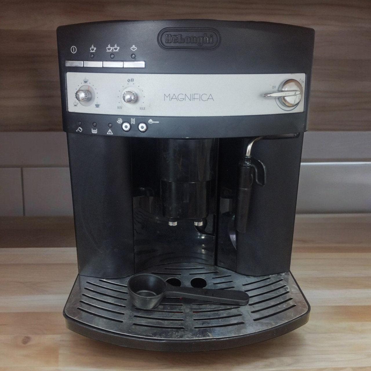 Кавомашина б/у Delonghi magnifica ESAM 3000