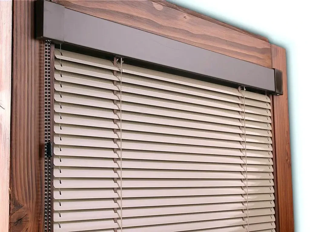 Жалюзі горизонтальні алюмінієві, система "Венус" (стандарт), під дерево, леопард на білому/коричневому карнизі