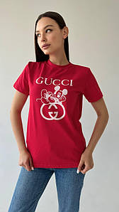 Футболка жіноча червона з написом GUCCI принтом гарна повсякденна футболка зручна літня на дівчину