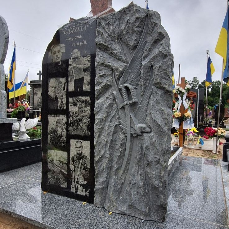 Закритий пам'ятник Герою "Пчола" із граніту на могилу