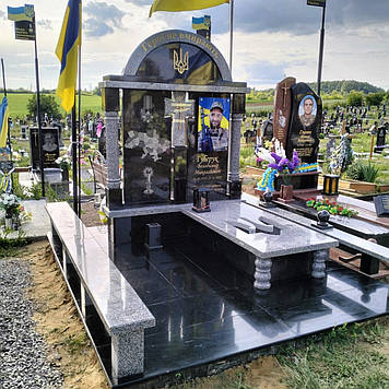 Пам’ятник герою України з сірого каменю 2000*3000