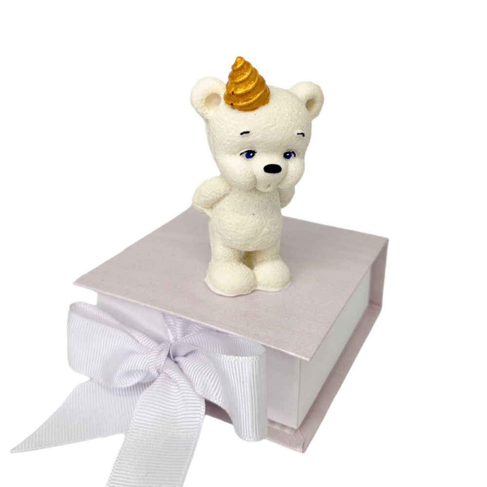 ШОКОЛАДНА ФІГУРКА “ВЕДМЕДИК, ЩО ЗАДУВАЄ СВІЧКУ,  БІЛИЙ”