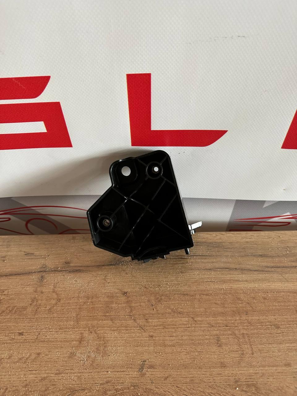 Кронштейн кріплення: бампер/фара, правий 1061332-00-B