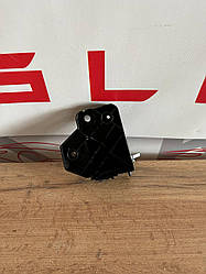 Кронштейн кріплення: бампер/фара, правий 1061332-00-B