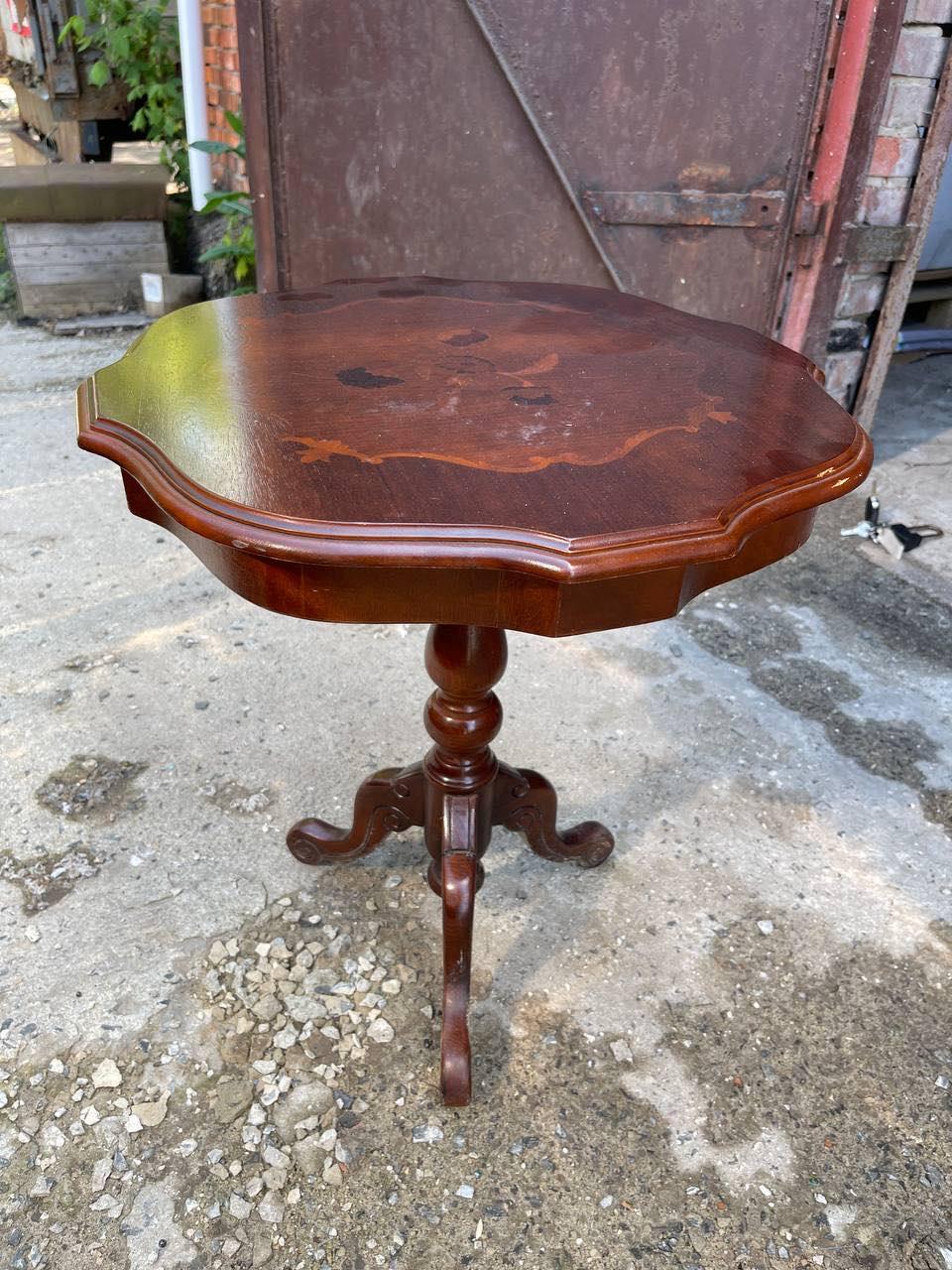 Столик кавовий. Деревʼяний, шпонований - маркетрі, з фігурною стільницею.  Італія, фото 1