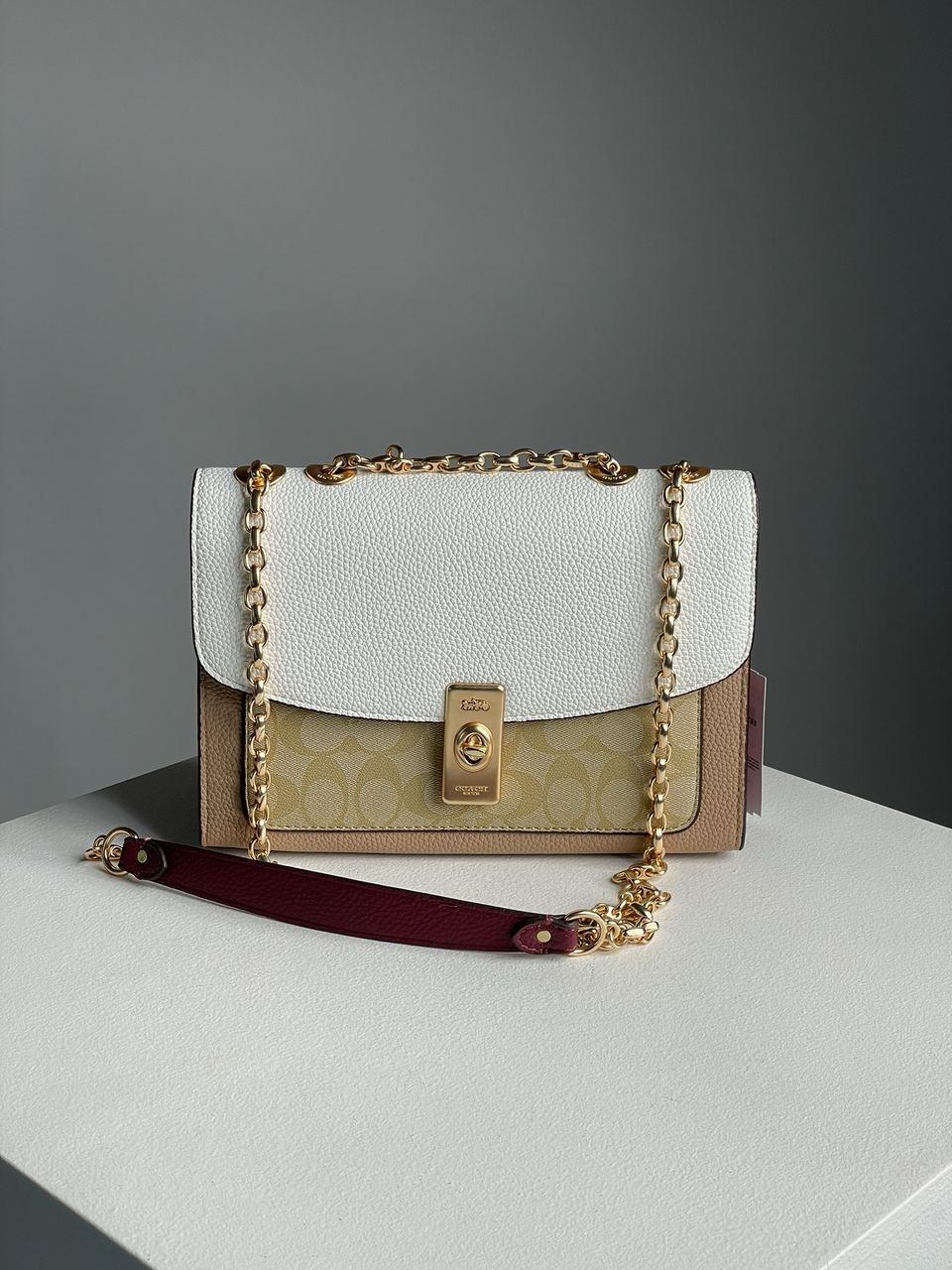Жіноча сумка Коуч бежева Coach Beige Lane Shoulder Bag In Colorblock Signature