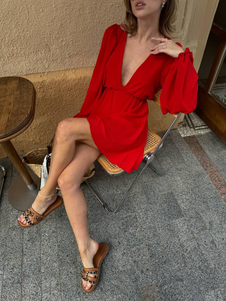 Яскрава червона жіноча легка коротка вільна сукня з жатого крепу з глибоким V-подібним вирізом декольте, фото 1