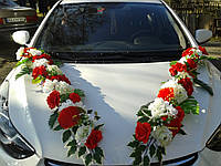 Прикраса на машину з червоно-білих квітів (штучні)