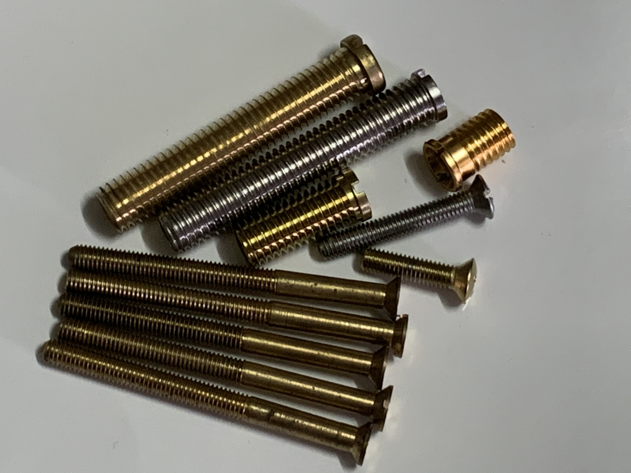 Болти, гвинти, втулки латунні, з гальванічним покриттям, з нержавіючої сталі для сифонів в асортименті