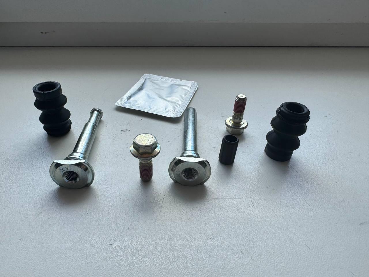 Направляючі переднього супорта на Fiat Qubo, Peugeot Bipper, Citroen Nemo (08-...), 77363928, 443940, 443952