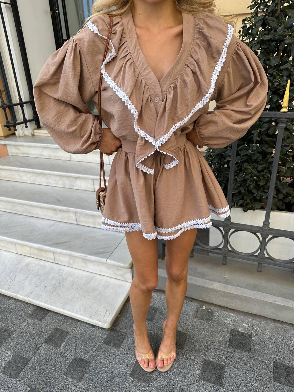 Жіночий костюм з льону-жатки на літо: Блуза з довгим рукавом і Шорти з воланами і білими рюшами Колір Мокко, фото 1