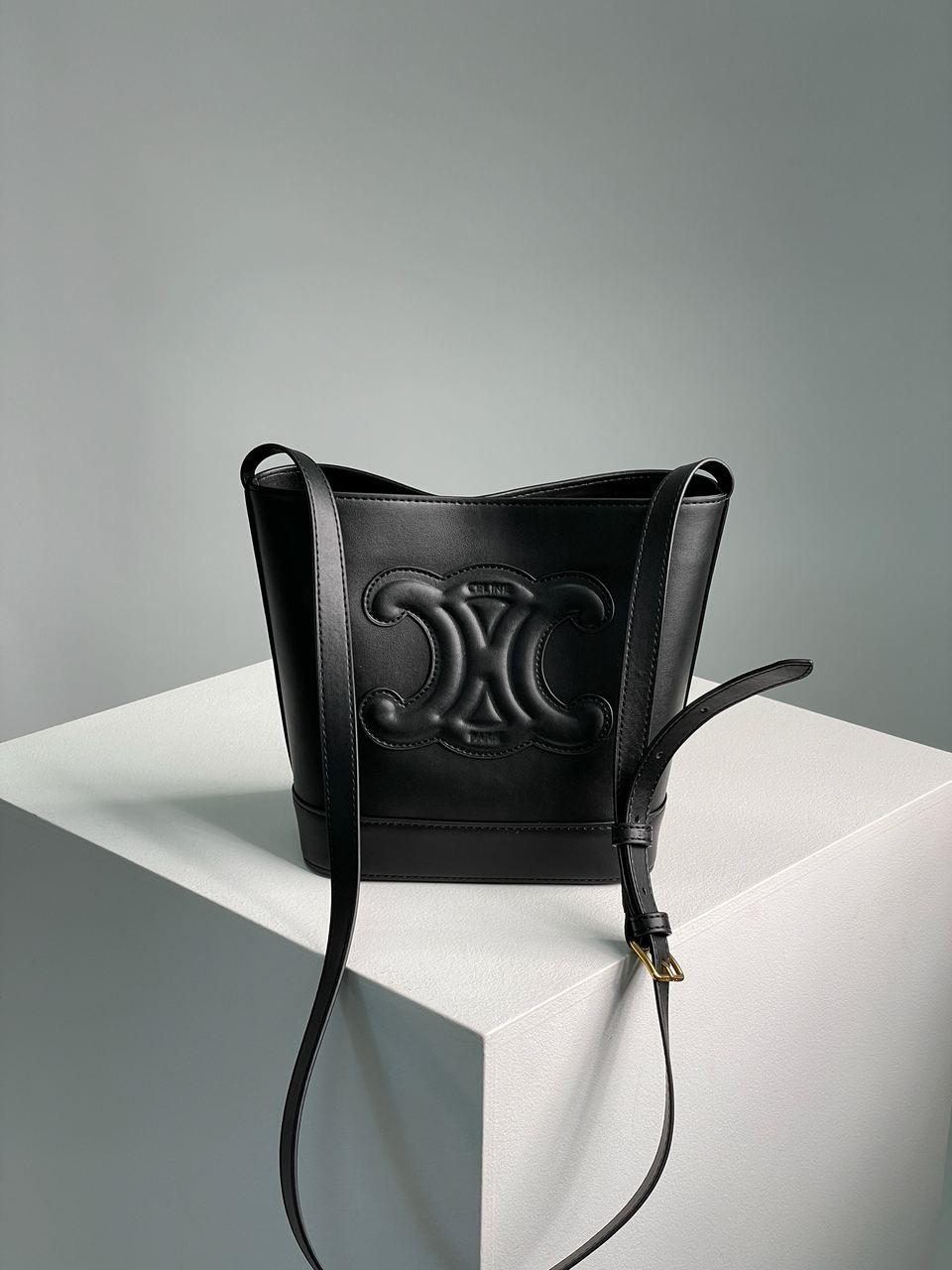 Жіноча сумка Селін чорна Celine Black Small Bucket Cuir Triomphe In Smooth