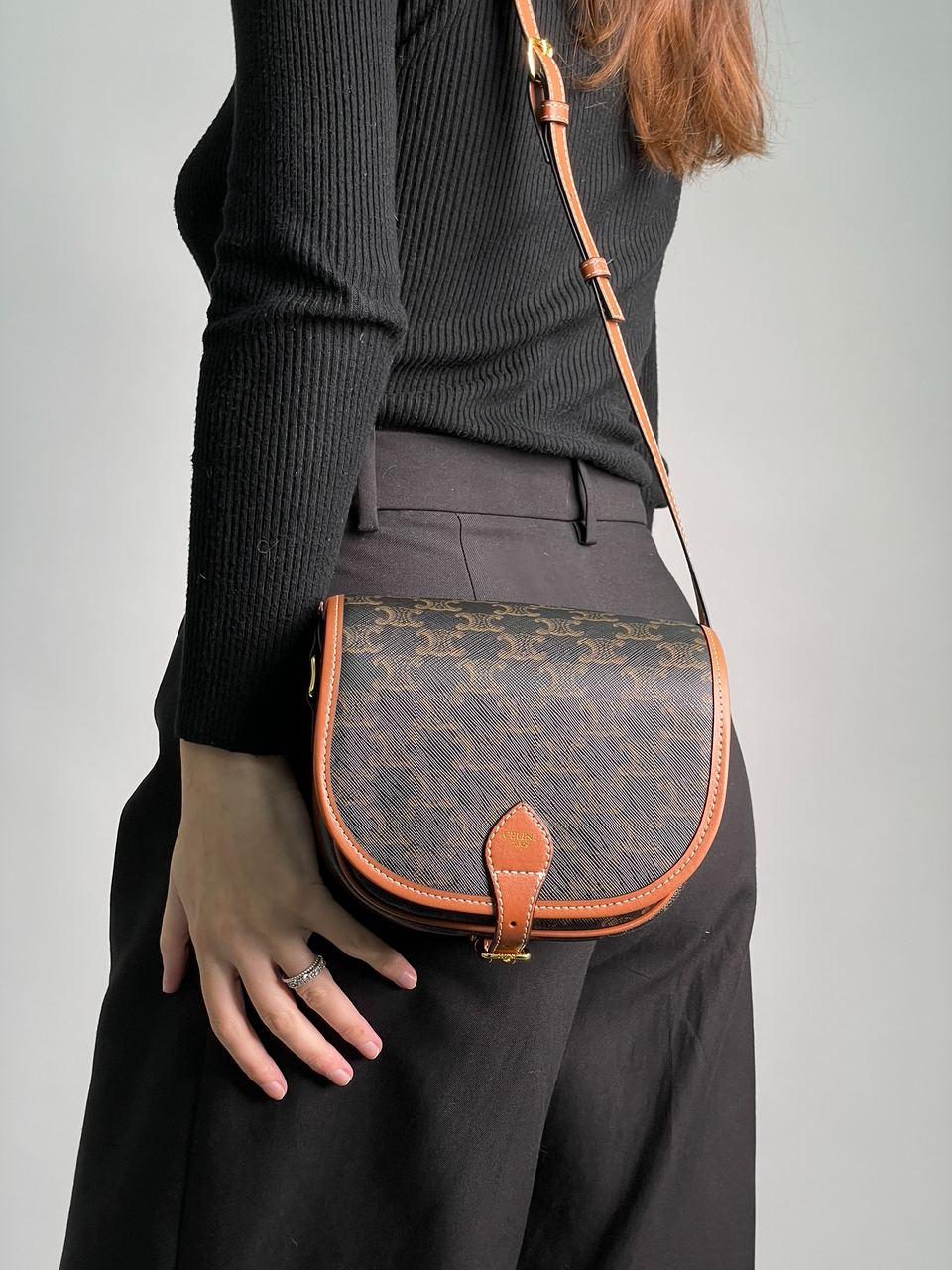 Жіноча сумка Селін коричнева Celine Brown Medium Folco Bag in Triomphe