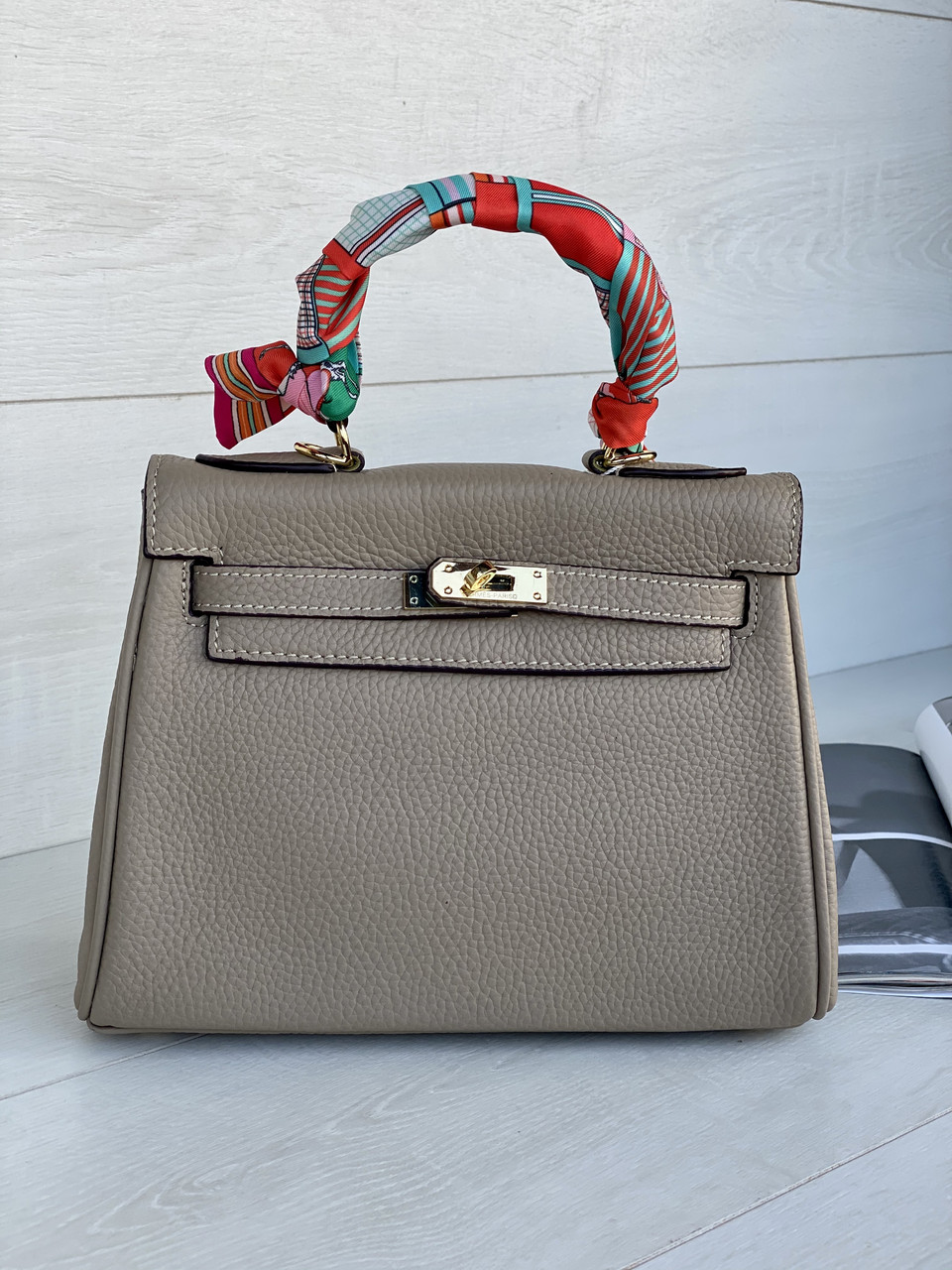 Жіноча шкіряна сіра бежева сумка Hermes Kelly з логотипом Гермес Келлі 25 28 см шкіра ермес