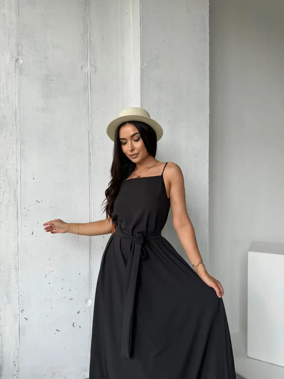 Довгий жіночий сарафан із легкого софту в чорному кольорі