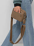Жіноча класична сумка крос-боді на ремінці на три відділи бежева, фото 9