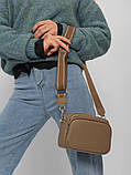 Жіноча класична сумка крос-боді на ремінці на три відділи бежева, фото 7