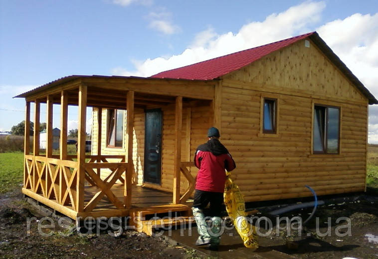 Каркасний будинок 6 м х 6 м із блокхауса з терасою
