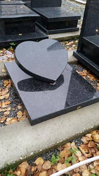 Європейський пам'ятник-табличка для тварини із граніту Серце з Каменю