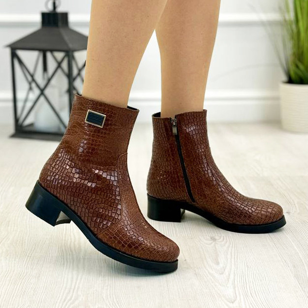 Черевики жіночі шкіряні на невисокому каблуці, декоровані фурнітурою, фото 1