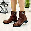 Черевики жіночі шкіряні на невисокому каблуці, декоровані фурнітурою, фото 3