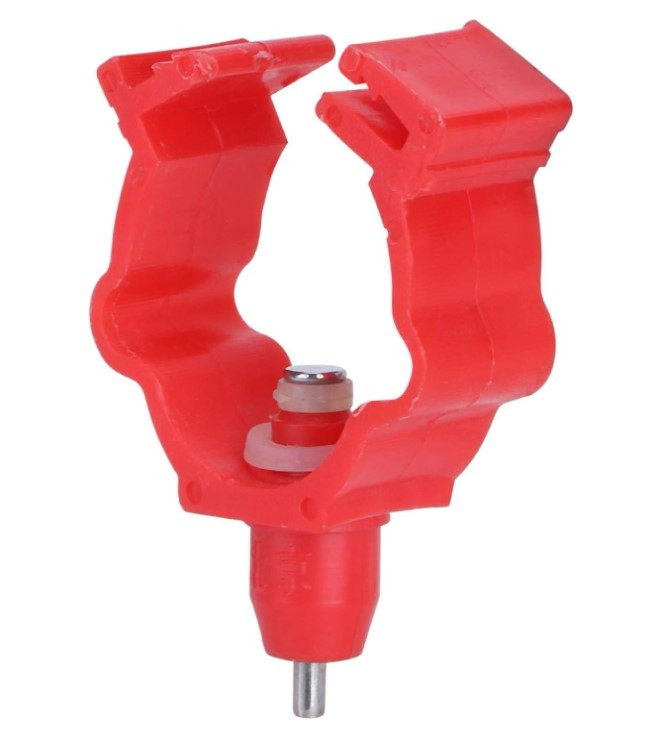 Ниппельная поилка с креплением под трубу диаметром 20 мм.