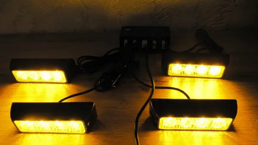 Проблисковий стробоскоп LED у решітку бампер жовтий. Проблисковий сигнальний маячок для авто -12V